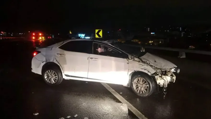 國1湖口段死亡車禍！26歲女自撞護欄「拋飛車外」　慘遭後車輾斃