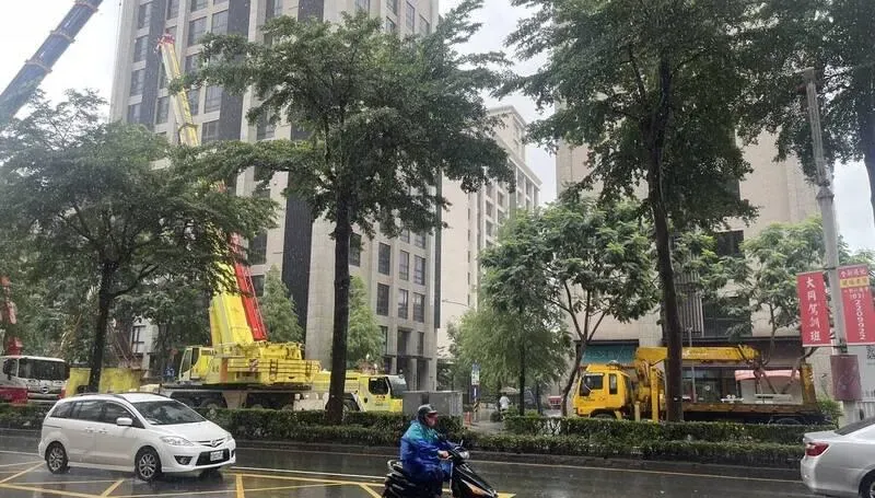 桃園拖吊車急煞…後方「起重機翻覆」壓毀貨車！塞車7小時民眾崩潰