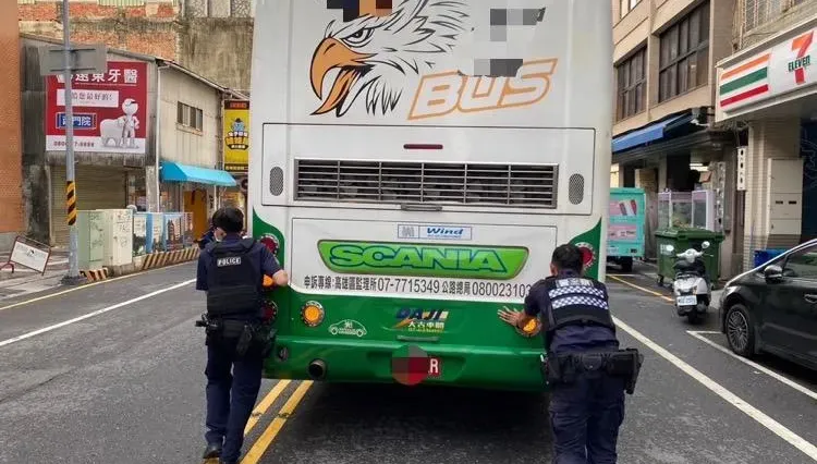 影/16噸重遊覽車拋錨路中！暖警化身大力士「推呀推」　民眾讚嘆「新式訓練」