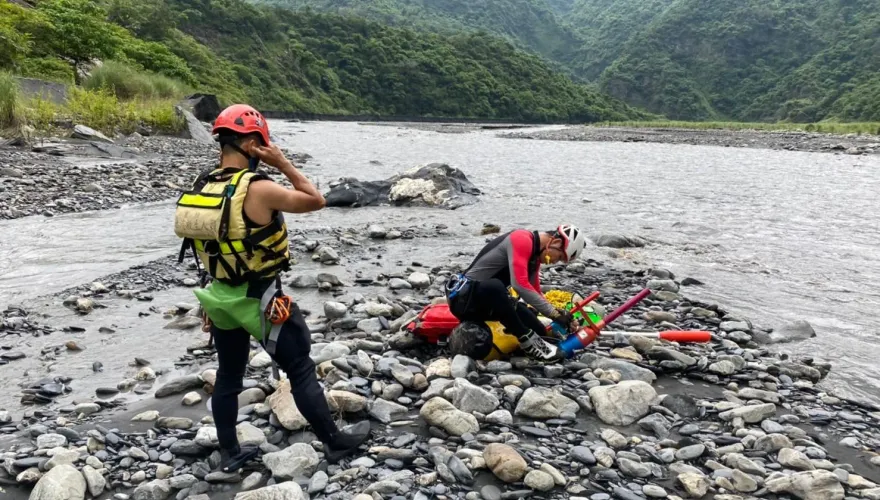 影/不敢了！高雄3男網揪至情谷戲水　溪水突暴漲困沙洲…警拋繩槍救回脫困