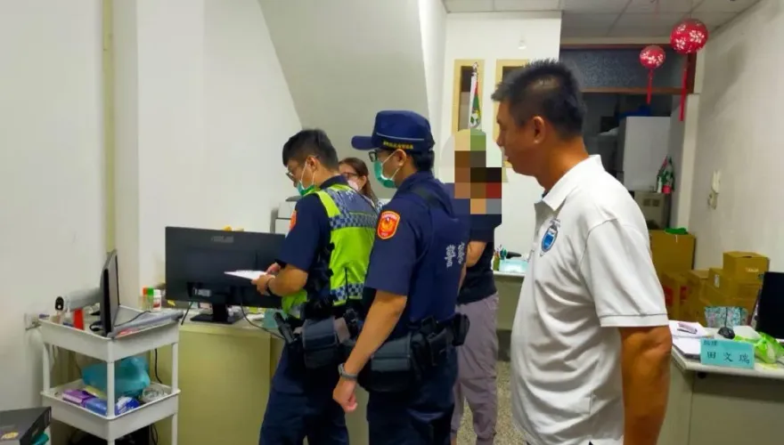 影/屏東許展維服務處被放煙火　56歲男逮到了！