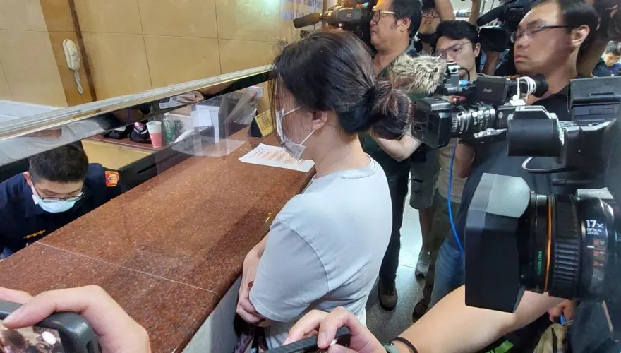 速捧50萬現金幫NONO辦交保　傳白衣女身分曝光