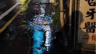 卡努颱風還沒踏進門！基隆先「海水倒灌」　愛四路商圈「淹起來」商家急抽水