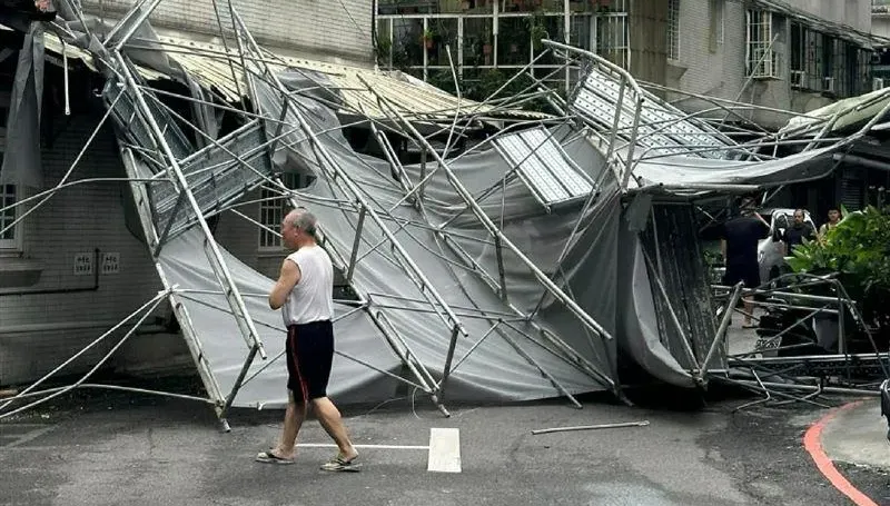 快訊/卡努飆9級強陣風！新莊鷹架突倒塌　壓垮民宅遮雨棚