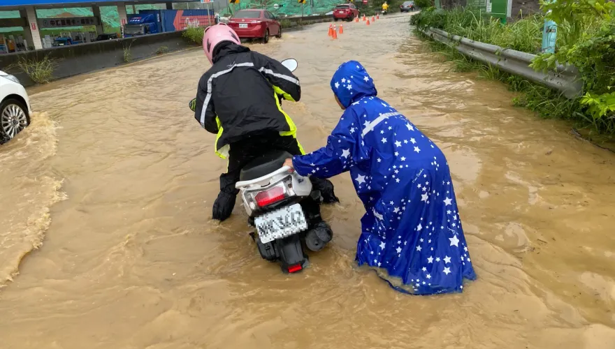 卡努災情/新竹寶山大雨釀災！往竹科路上遭泥水灌滿　車拋錨騎士摔傷