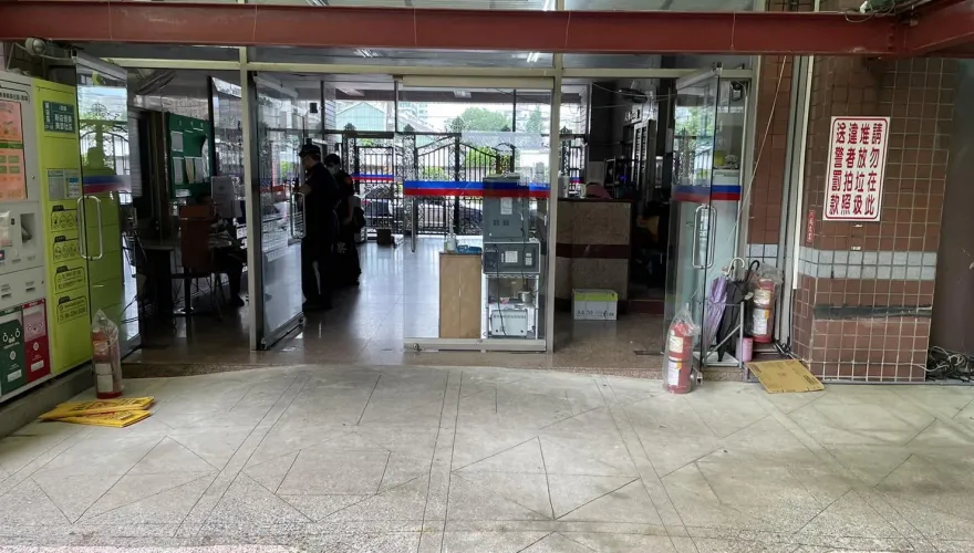 快訊/新店社區驚爆持西瓜刀砍人　61歲男手掌噴血躲軍營求救