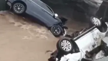影/驚恐片！暴雨沖垮黑龍江高速公路橋梁　汽車「剎車不及」翻覆落水