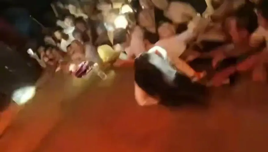 影/表演一半突遭男觀眾「拉腿硬拽」摔落1.5公尺高台　女歌手怒：高跟鞋都壞了