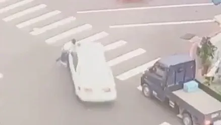 影/這款男友太狠心！逼女友搬家再趕下車　她慘遭拖行50米還被輾過