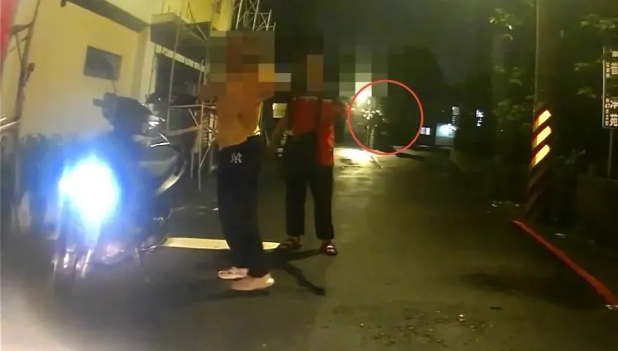 影/毒蟲持槍與警對峙騎車逃竄　遭警機車衝撞擊落壓制逮捕
