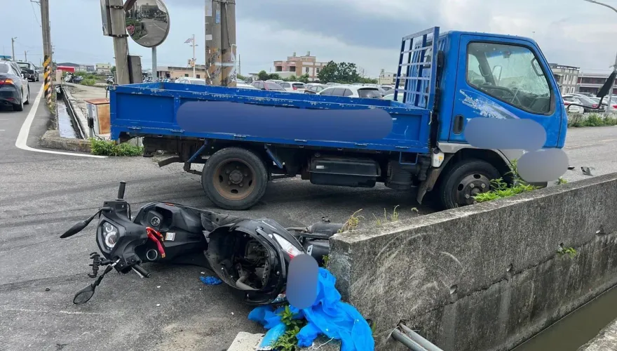 影/命大！苗栗苑裡小貨車撞機車　男噴飛10米遠水田僅輕傷