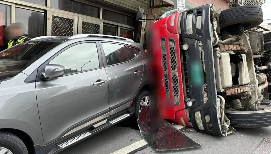 影/桃園水泥預拌車失控側翻　堵住3戶、撞2車！水泥流一地