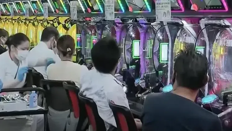 不爽被撿尾刀！男子在小鋼珠店「養台」衝高賠率　見被「割韭菜」贏大獎怒K人