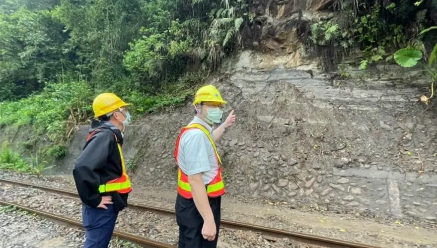 卡努交通/龜速前進！山區落石坍方　台鐵：平溪、深澳線午夜前全面停駛
