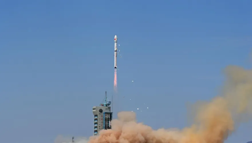 影/第100次發射！陸長征4系列火箭升空　風雲三號06衛星成功入軌