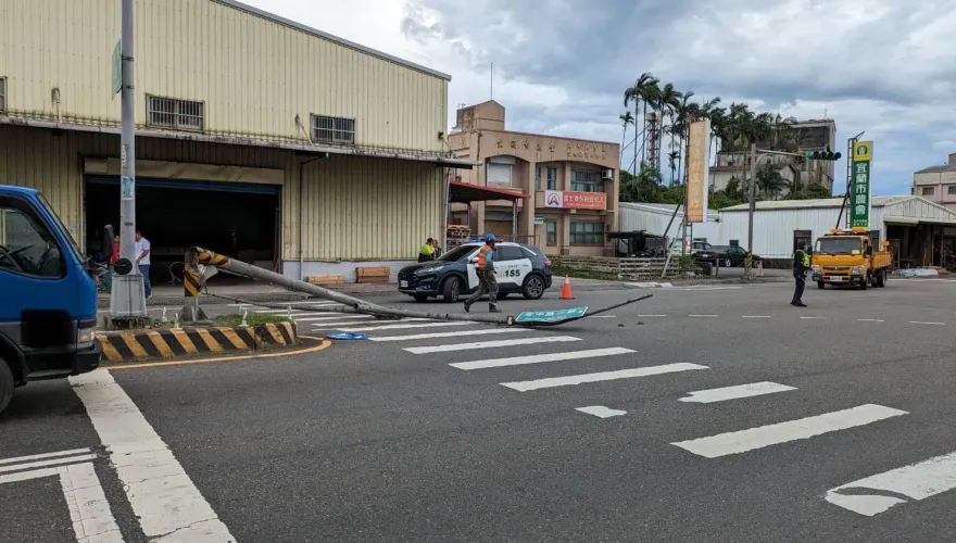 卡努災情/風太強！宜蘭市街頭號誌燈桿「整根折斷倒地」　堵路中央警急排除