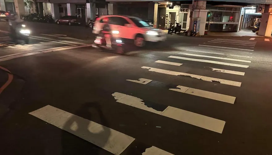 用貼的？一夜大雨後...斑馬線竟離家出走　網嘲：原來是可攜式