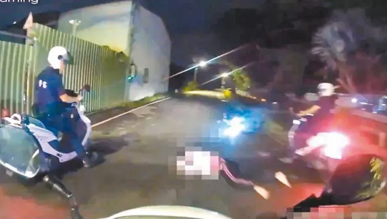 挑釁員警「開槍啦」！新北男借車太久掏槍街頭吵　 意圖騎車衝撞遭警壓制
