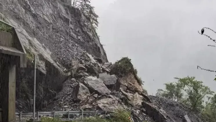 快訊/卡努豪雨截斷中橫便道！巨石坍方淹沒路面　預計封閉3天