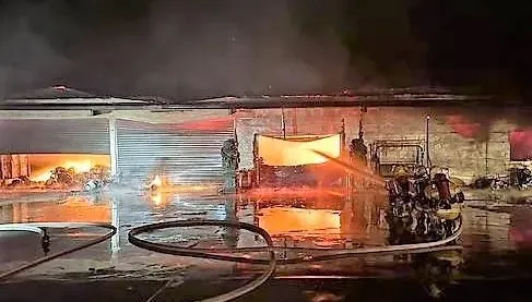 台南「直播台」倉庫遭大火吞噬！　警消暗夜搶救