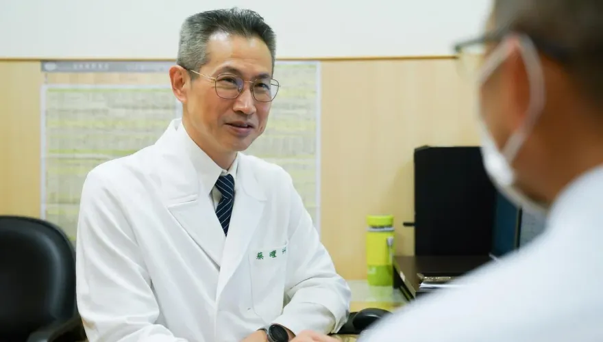 60歲翁腸子反覆掉進腹股溝！醫用「達文西手術」完整修補疝氣缺口