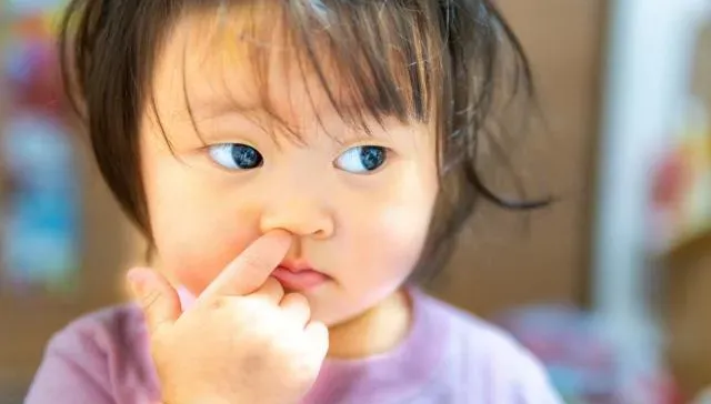 小四弟透露「鼻孔有巨大鼻屎」挖不出來！醫一看「竟是絨毛玩具」