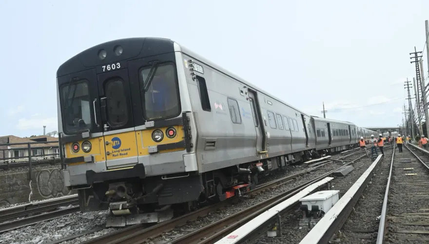 影/紐約長島鐵路列車出軌致13傷　鐵軌毀損通勤族受影響