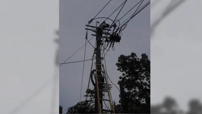 卡努災情/卡努颱風重創高雄六龜區！2563戶一度全面斷電　台電英雄冒雨搶修