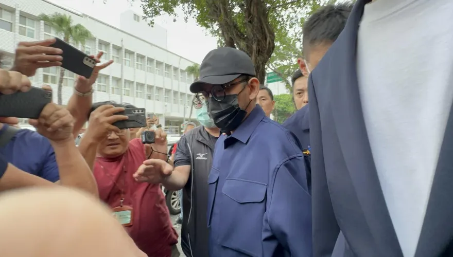 快訊/黃子佼涉犯猥褻罪遭搜索！抵北檢複訊低頭不發一語