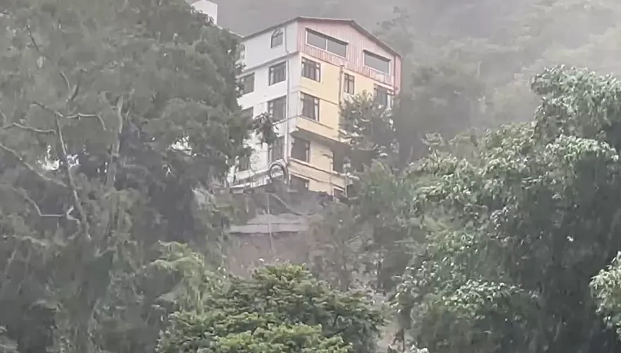 卡努災情/南投大雨掏空路基！「飯店懸在崖邊」險象環生　土石流沖刷2民宅3車輛