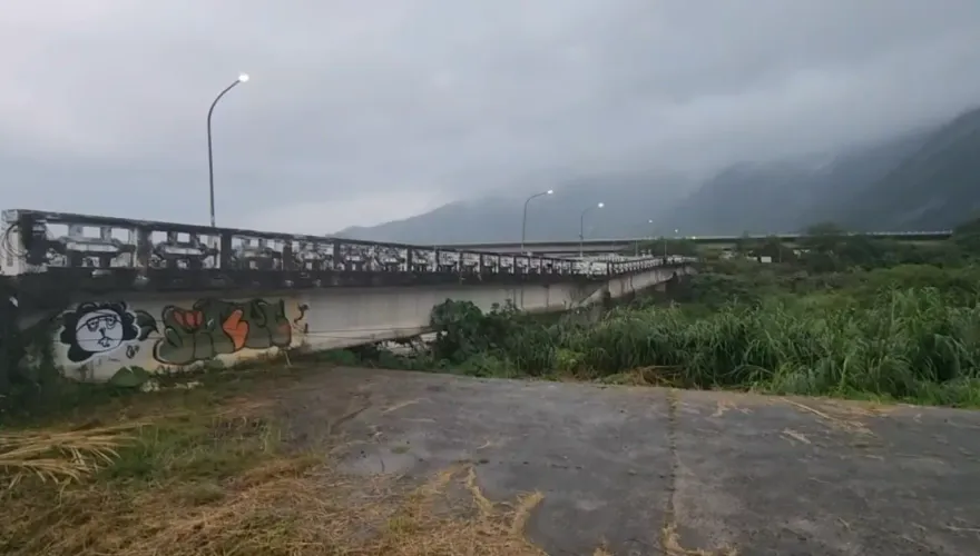 卡努災情/地基掏空！南投守城橋塌陷20cm呈「波浪狀」　警緊急封閉禁止通行