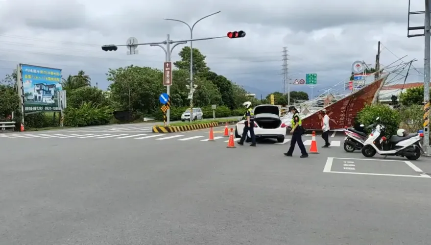 影/卡努颱風尾橫掃！屏東2樓高鷹架倒塌　路人嚇傻急閃避