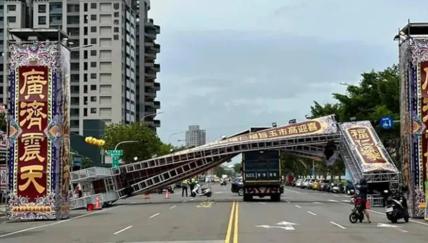 韓國女神DJ降臨高雄宮廟！開演前…活動牌樓慘遭吹倒壓2車　離譜畫面曝光