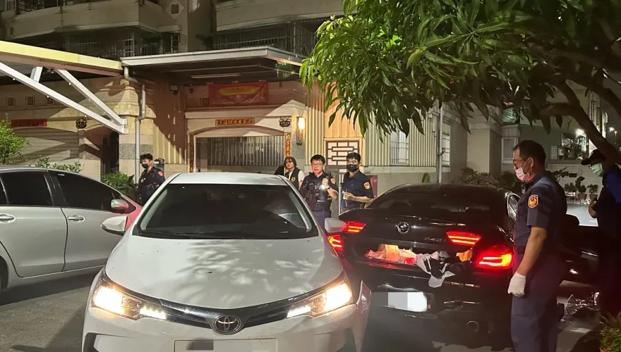 影/高雄街頭深夜碰一聲！還有人在臭幹譙　金錢借貸糾紛警2hrs抓9人