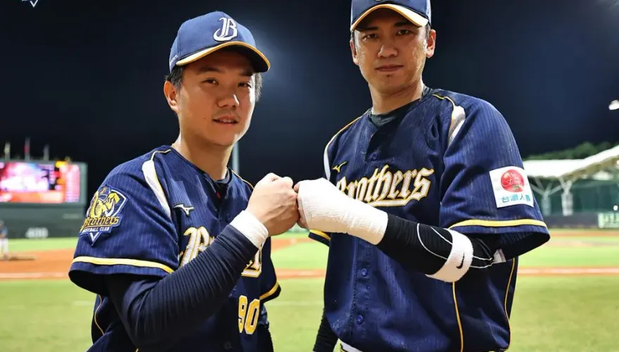 影/史上第2次！聯手王威晨首局「背靠背」開轟　江坤宇直呼太神奇