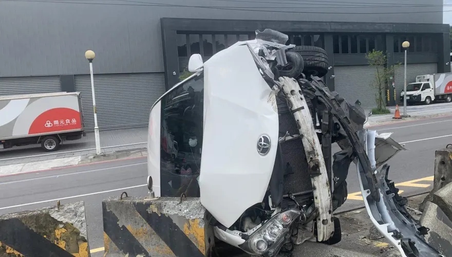 又是酒駕！新北男開兒子車撞毀分隔島　他骨折忍痛落跑被送辦
