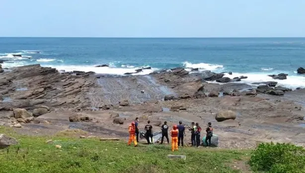 嚇壞！海邊驚見男浮屍疑「被海浪拍打上岸」　全身赤裸浮腫難辨
