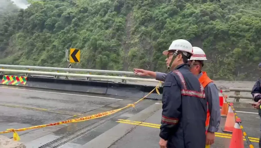 大雨狂襲高雄桃源山區　陳其邁前往勘災：必要時請空勤總隊直升機協助