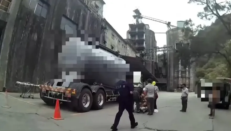 影/蘇澳水泥廠死亡意外！工人遭水泥車裝卸壓蓋撞飛1死1傷