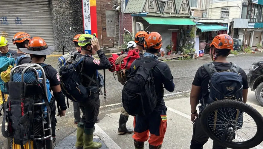 卡努災情/廬山80人受困溫泉山莊　警消挺入瘡痍村莊、背百歲嬤下山