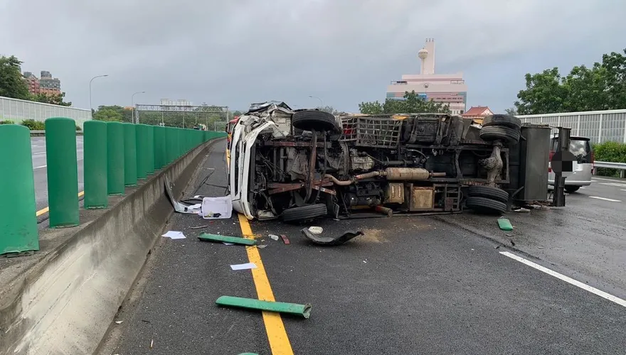 快訊/中山高驚見「垃圾車翻覆」！疑似天雨路滑釀災　釀1傷後方回堵2公里