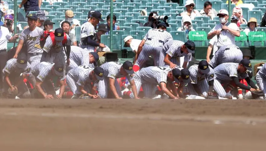 暌違4年第一把！甲子園的土可以帶走啦　上田西小將超感動