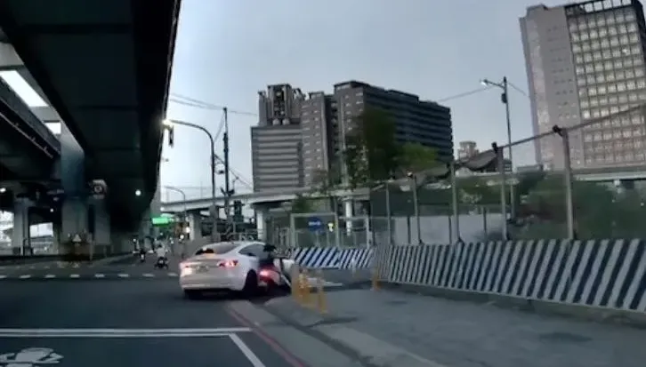 影/特斯拉右轉燈亮10秒擊落機車　誰肇責大網路掀論戰