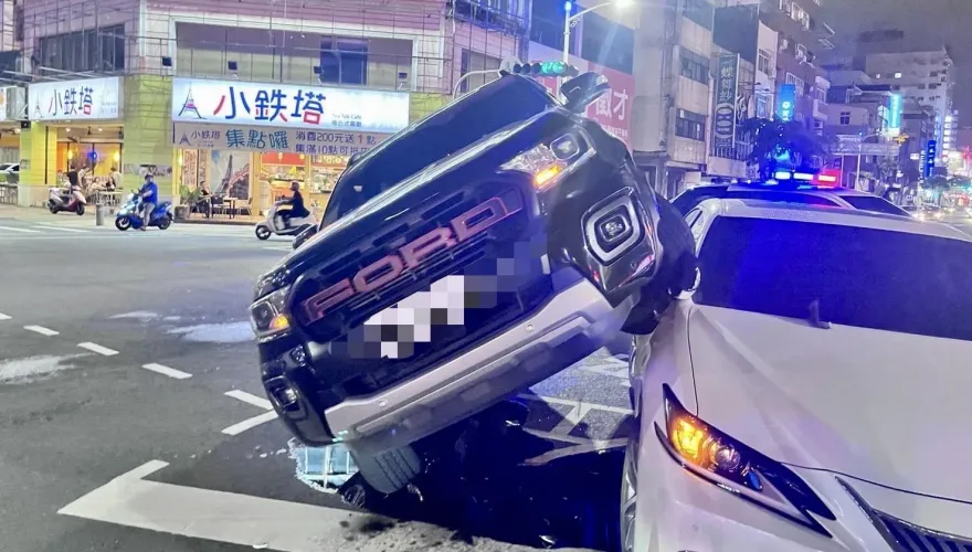 快訊/影片曝光！高雄深夜車禍成街頭奇景　LEXUS路口被皮卡硬騎