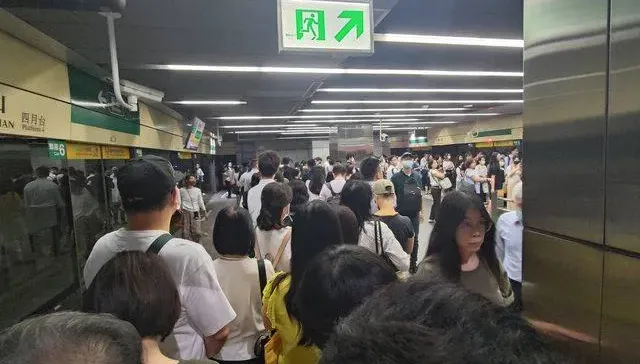 快訊/上班時間「北捷出包」！人潮塞滿月台熱爆　網怒：空調27度慢性謀殺