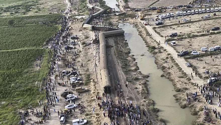 巴基斯坦火車脫軌意外持續救援中　目前增至30死、100人受傷