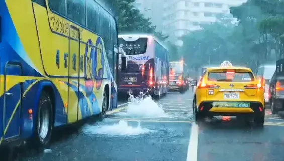 快訊/雷雨狂炸高雄！漢神巨蛋旁驚見「人孔蓋噴泉」　警方急管制交通