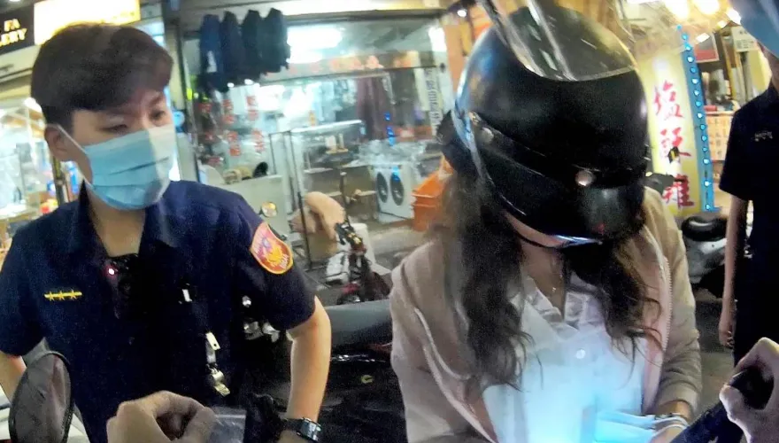 影/高雄女騎士不禮讓行人遭攔　手捏安毒不打自招「我沒有違禁品」