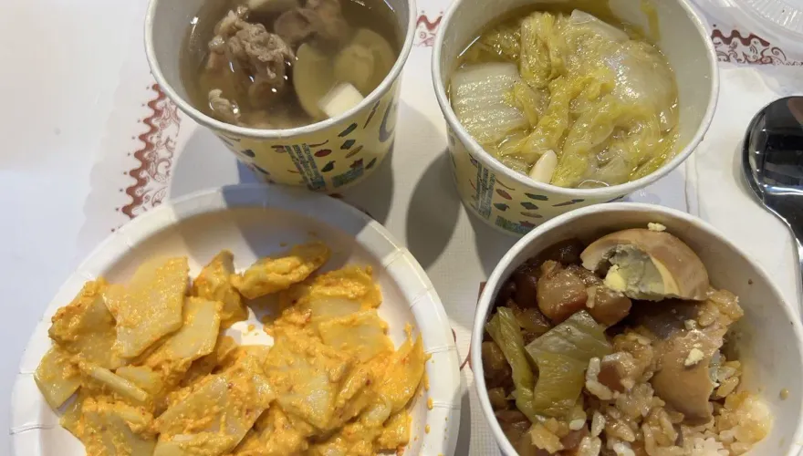 不是老三便當！侯友宜和小雞午餐菜色曝　羅智強讚「泡菜好吃」