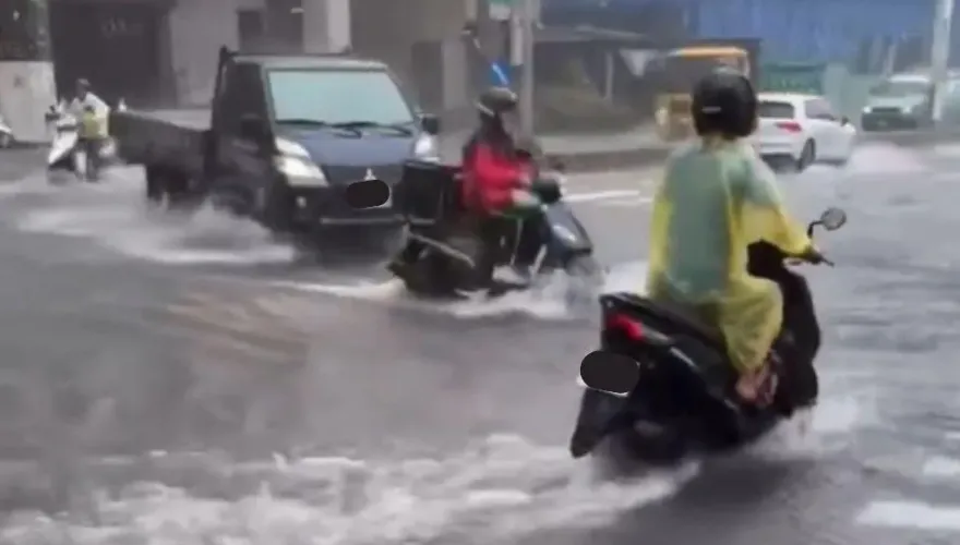 影/台南市區「水上摩托車」奇景曝！　豪大雨排洩不及！挨轟排水系統失靈